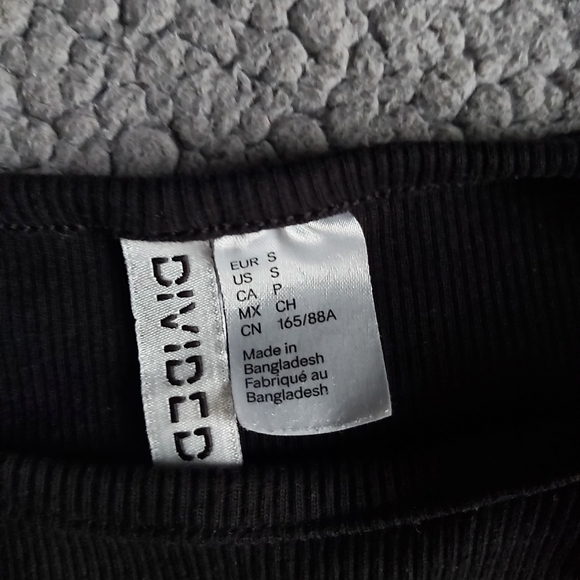 2 slightly crop tops - Picture 3 of 3